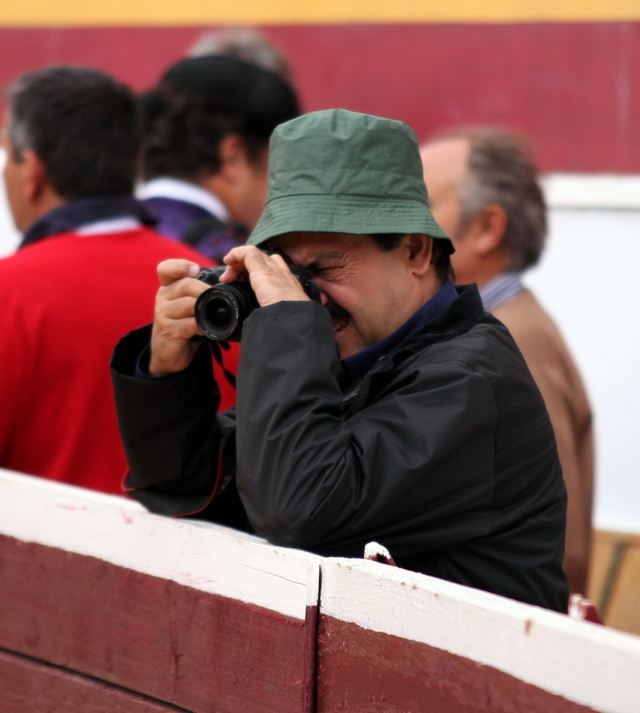 Antonio Castañares, al pie de la noticia sin importar más nada que la información taurina.