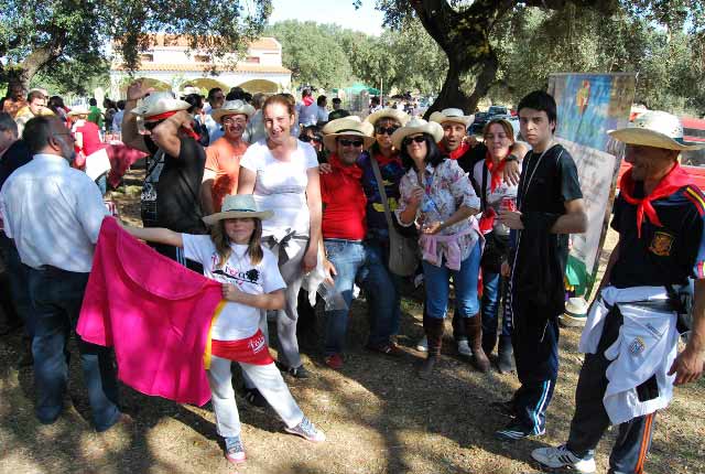 Los asistentes al evento degustando su ración de carne de toro de lidia.