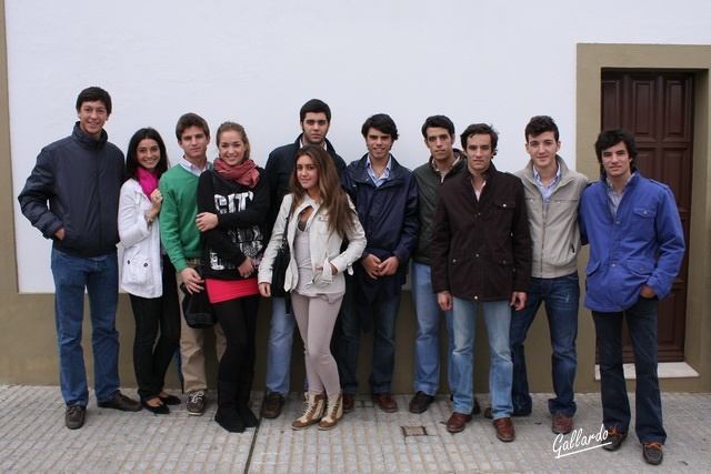 El alumnado de la Escuela Taurina apoyando al compañero presente.