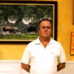El autor delante de su obra.