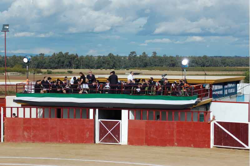 La banda de música probaba los instrumentos y sobre el cielo comenzaba a atisbarse el temporal...