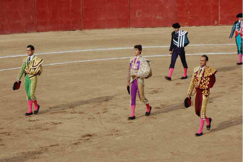 Los tres matadores, desmonterados, por ser su primer paseíllo en el ruedo a inaugurar.