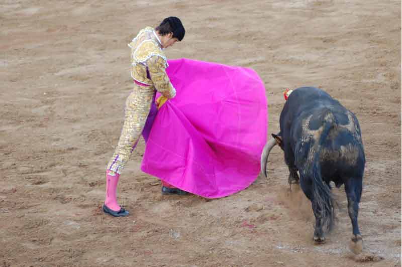 Jairo Miguel abriéndose de capote al tercer 'Torregrande' del festejo.