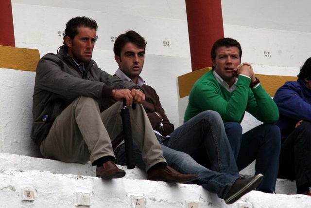 El Bache y Lolín escoltando a Jesús Márquez, convaleciente del percance de Sevilla.