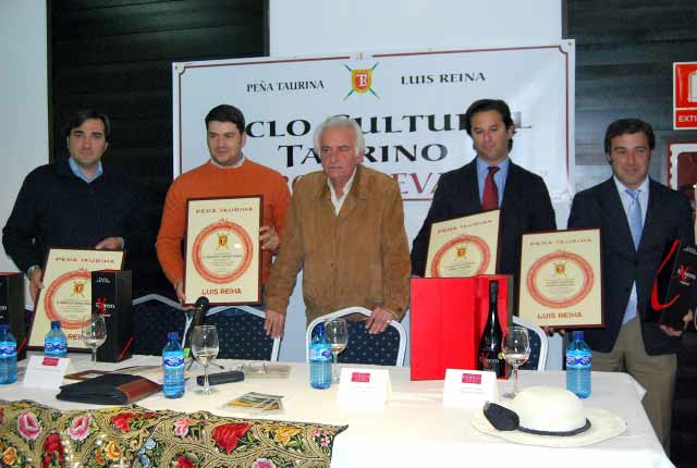 Los ponentes recibieron un presente en recuerdo de su intervención.