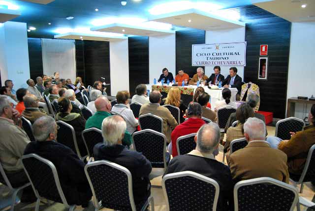 El público acudió de forma masiva al Hotel 'Acosta Centro'.