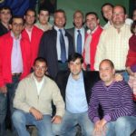 Ramón Niño y Víctor Mendes con los peñistas de Cabeza la Vaca.