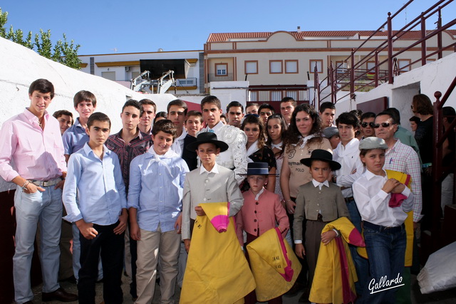 Arropando al compañero que se despide de la Escuela.