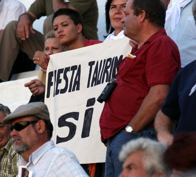 Apoyando a la fiesta, como Dios manda, y encima guapas. Lo tienen tó.