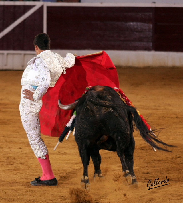 El siempre arriesgado pase cambiado por la espalda.