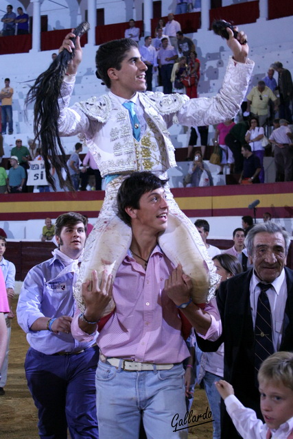 Rafael Cerro abandonando la plaza en hombro de compañeros. (FOTO: Gallardo)