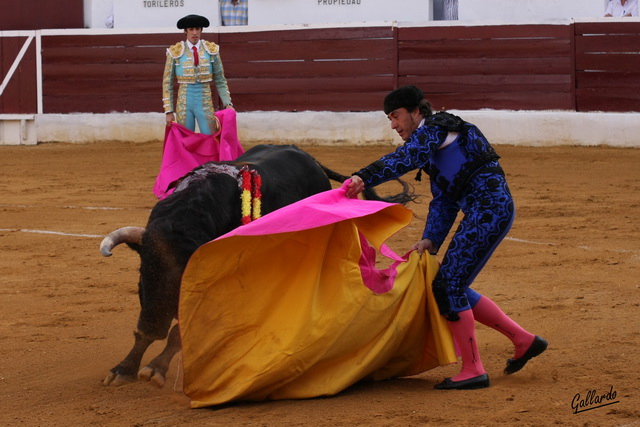 'El Lili' colocando en suerte al primero de la tarde.