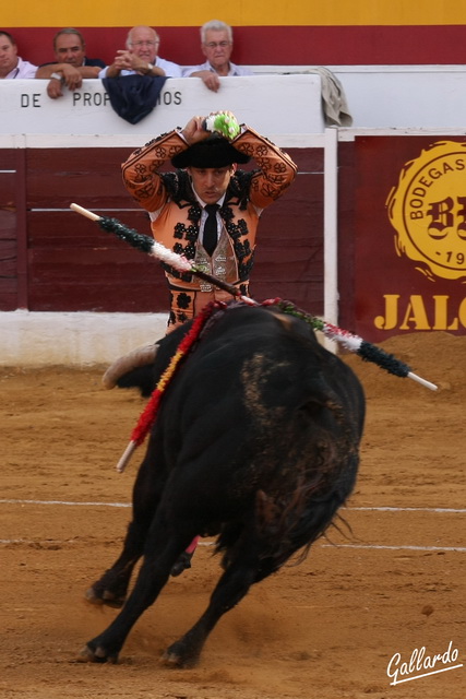 Rafael Cuesta levantando los brazos.