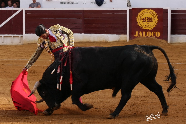 Barbilla enterrada en el pecho, mano en la cintura...