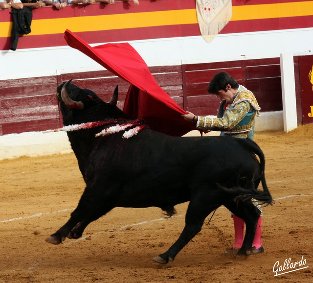 De pitón a rabo y las zapatillas firmes al suelo.