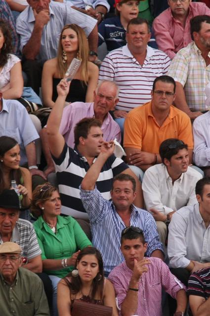 Manolo Vázquez contagió al de detrás para que pidiese la devolución del sexto aunque fuese con una botella.