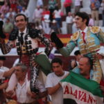 El Cid y Talavante abandonando la plaza en hombros. (FOTO:Gallardo)