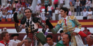 El Cid y Talavante abandonando la plaza en hombros. (FOTO:Gallardo)