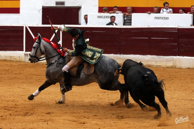 Moura hijo parando de salida a su antagonista.