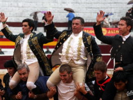 Todos a hombros de los capitalistas. (FOTO:Gallardo)