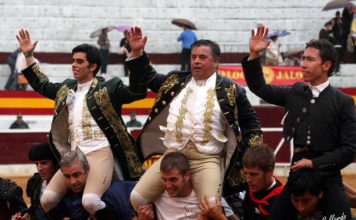 Todos a hombros de los capitalistas. (FOTO:Gallardo)