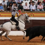 Clavando el rejón de castigo a lomos de ‘Cairel’. (FOTO:Gallardo)