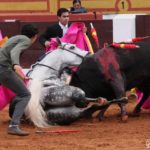 Momento de apuro con ‘Nerón’ entre los pitones del toro. (FOTO:Gallardo)