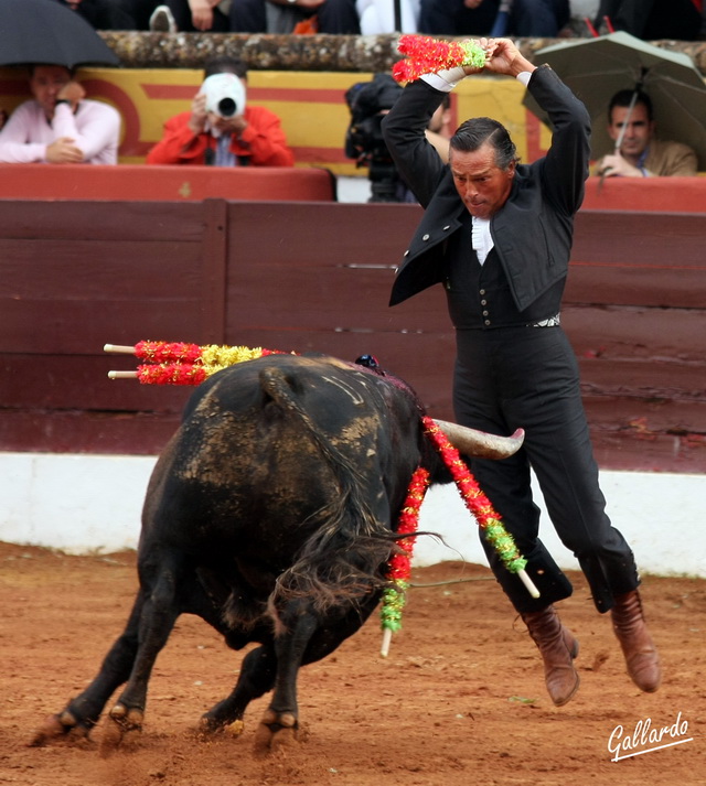 Como si no hubiese pasado el tiempo, los palos con los colores de Portugal en lo más alto.