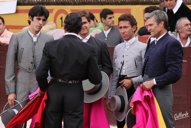 Victor Mendes brindando a sus compañeros de festival. (FOTO:Gallardo)