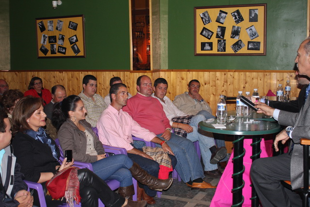 Manuel Vinagre, vicepresidente de la Peña, dirigiéndose a los ponentes.