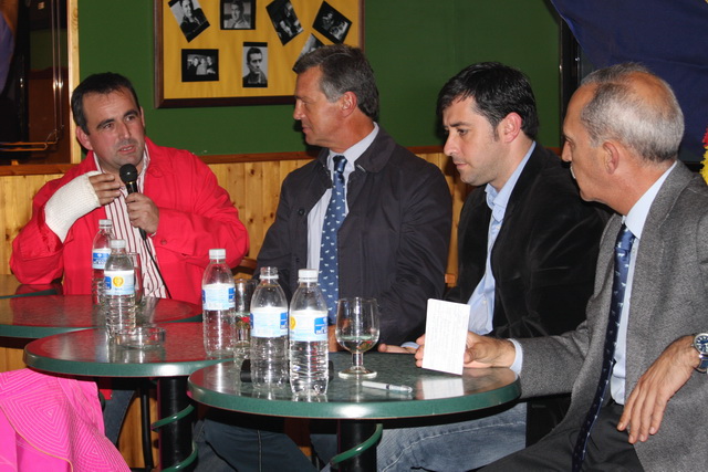 Francisco Santana, Presidente de la Peña T. 'El Vopalié', presentando a los intervinientes.