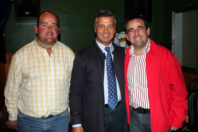 Manuel y Francisco Santana junto a Víctor Mendes.