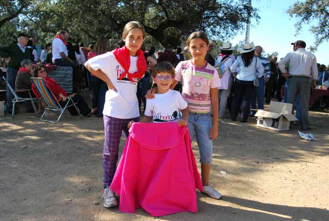 Los más jóvenes apoyando a la fiesta, el futuro es nuestro...