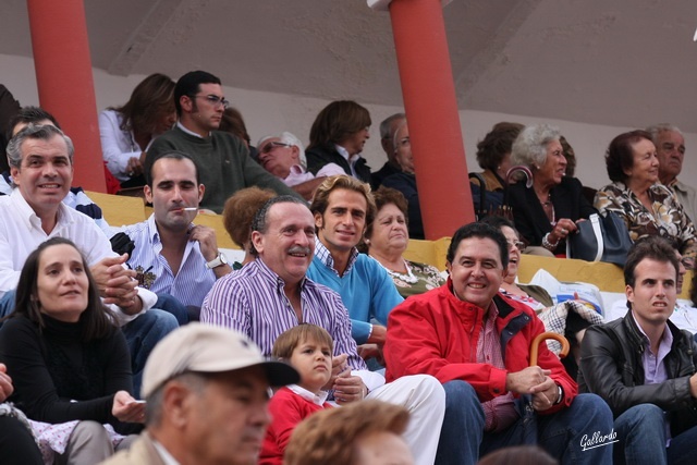 Julio Parejo con su padre, su mozo de espadas y Tomás Campuzano, su apoderado.