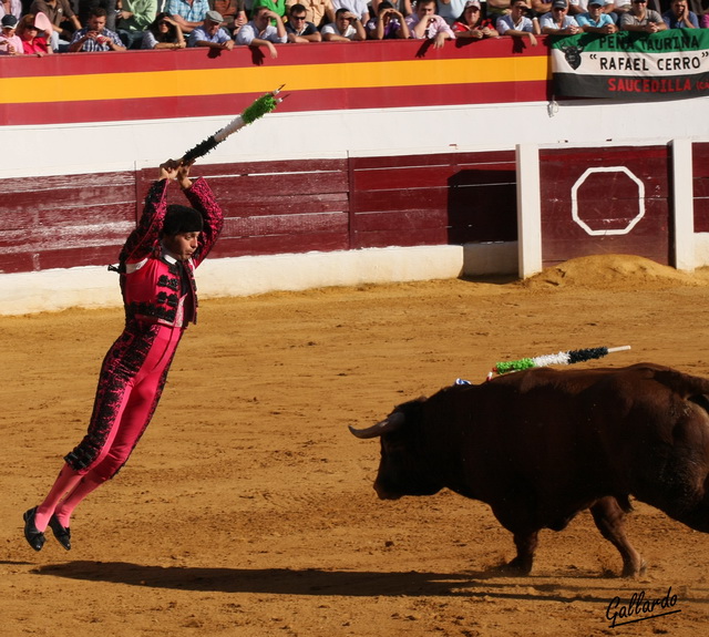 Maqueda suspendido en el aire para clavar.