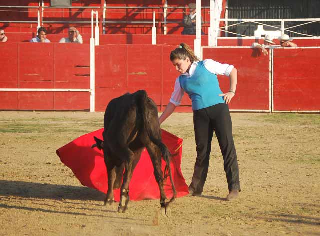 Marimar Santos citando a la erala con la muleta planchada.