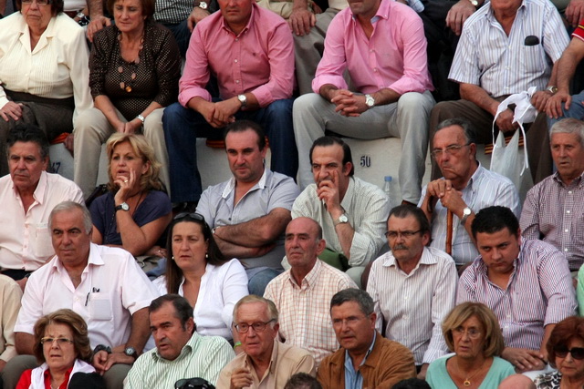 Pedro y José Manuel atentos a lo que acontence en el ruedo.