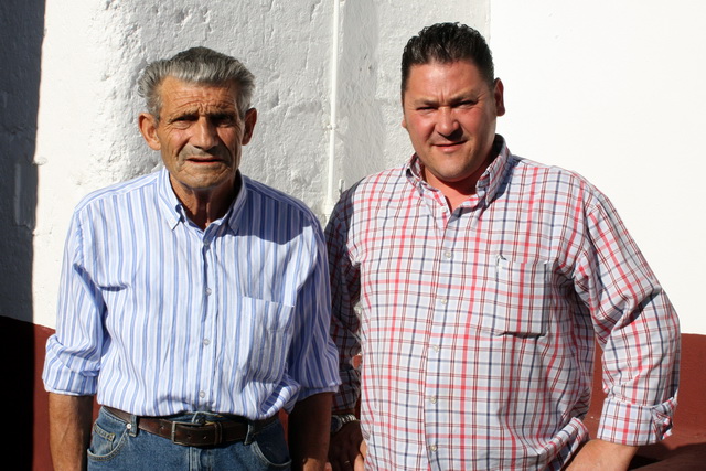 Los conserjes de la plaza, Pedro y Juan Carlos.