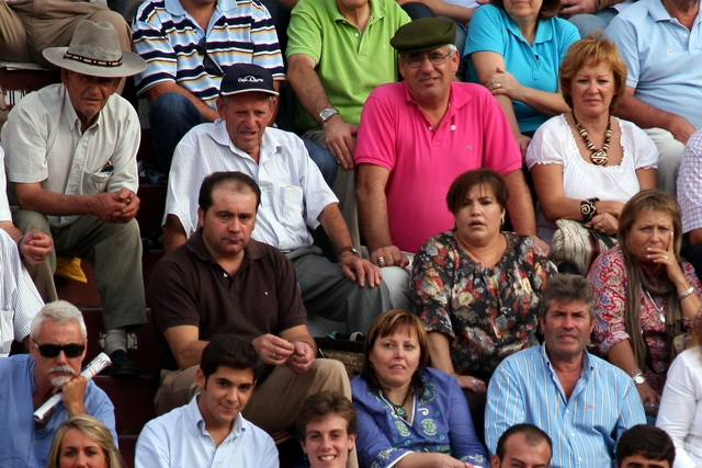 Pedro y Mari Ángeles con la fuente nueva llena de afición.