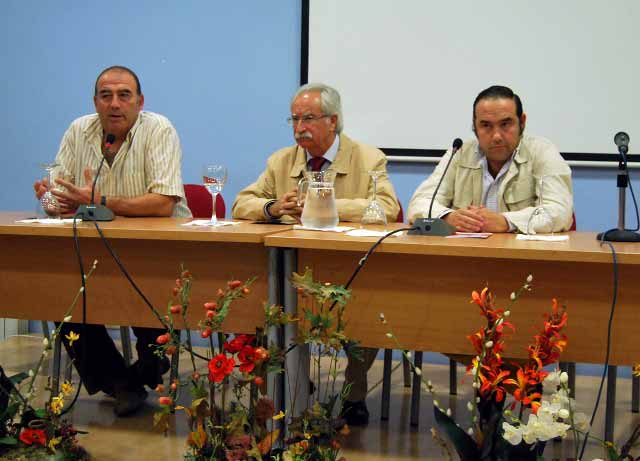 El pintor Ignacio de Arbaiza presentando su obra. (FOTO: Fco. Javier Campos)