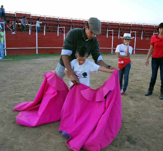 Rafael Cerro dando instrucciones en el taller de tauromaquia.