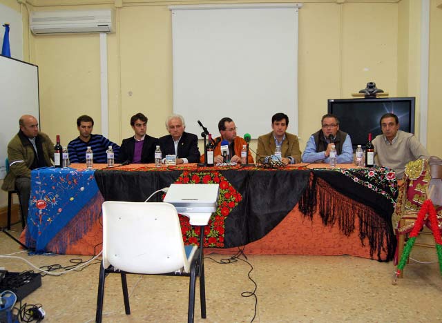 Los integrantes de la mesa departiendo sobre los temas propuestos. (FOTO: Fco. J. Campos)