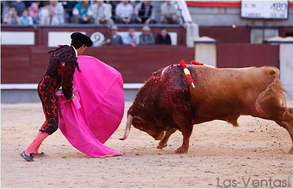 El capote siempre ha sido su fuerte, aquí le vemos en Madrid. (FOTO: Juan Pelegrín)