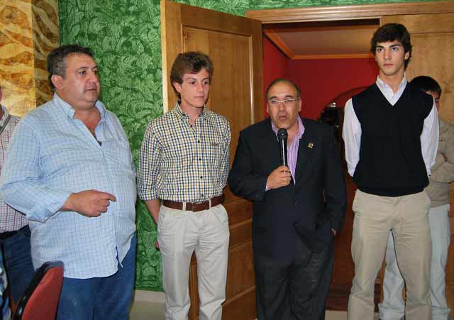 José Luis, Tomás Angulo, Jairo Miguel y el Presidente de la Peña.