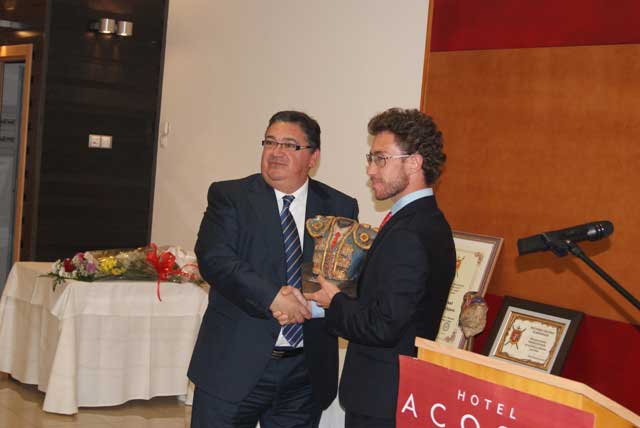 Leonardo Hernández recibiendo el trofeo que le acredita como triunfador.