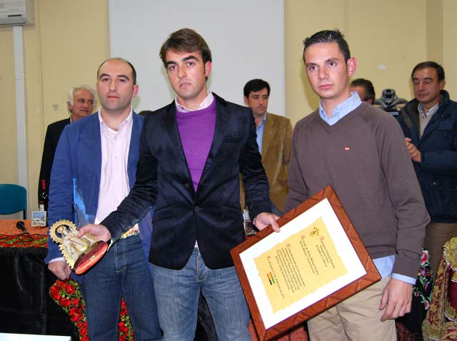 Jesús Márquez recibiendo la imagen de la patrona de Fregenal. (FOTO: Fco. J. Campos)