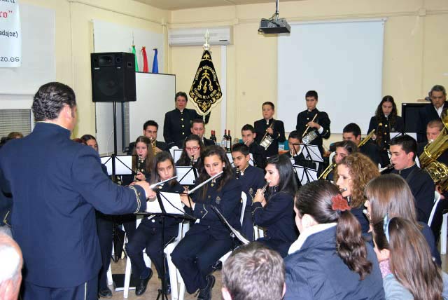 Un momento de la actuación de la Asociación Músico-Cultural de Fregenal. (FOTO:Fco. J. Campos)