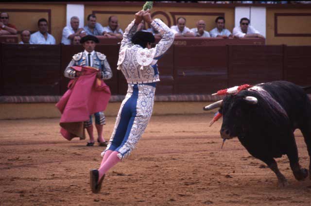 Asomándose al balcón en su plaza de Badajoz, al quite el malogrado Adrián Gómez. (FOTO: José María Ballester)