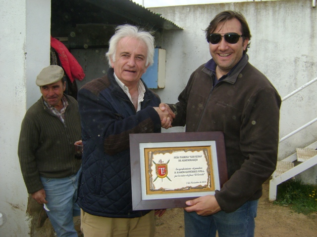 Eugenio García, Presidente de la Peña, entregando un recuerdo al ganadero Ramón Gutiérrez.