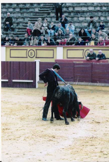 Dando un soberbio natural en el festival de banderilleros que se celebró en Badajoz en 2000. (FOTO: M. Cáceres)